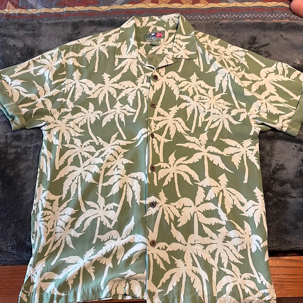 Hilo Hattie’s Hawaiian Shirt Size Small (Fits like Medium)